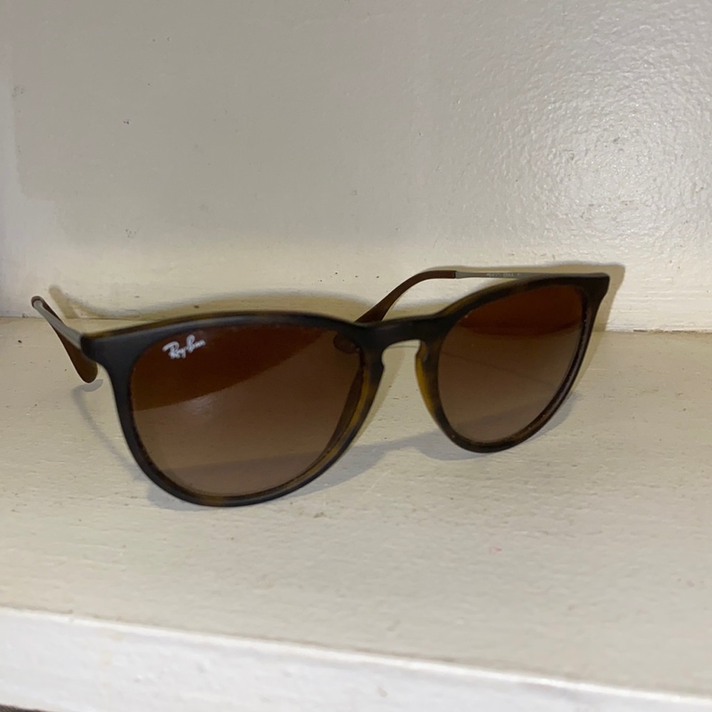 Women’s Ray Bans. Not sure the model.